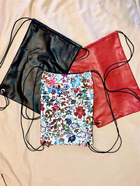 Geometric Print Pouch: Intricate patterns and expert craftsmanship define this stunning accessory.